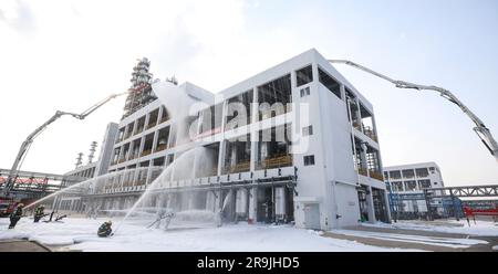 HUAI'AN, CHINA - 27. JUNI 2023 - Feuerwehrleute führen eine Notfallübung während eines gefährlichen Chemielecks in Huai 'an Stadt, Provinz Jiangsu, Chi durch Stockfoto