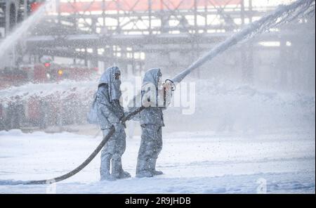 HUAI'AN, CHINA - 27. JUNI 2023 - Feuerwehrleute führen eine Notfallübung während eines gefährlichen Chemielecks in Huai 'an Stadt, Provinz Jiangsu, Chi durch Stockfoto