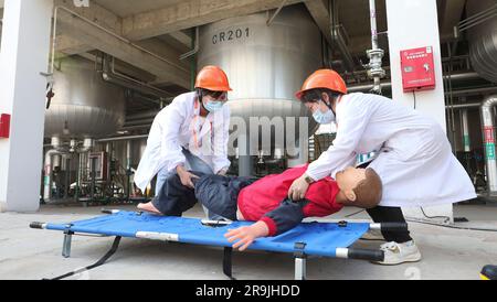 HUAI'AN, CHINA - 27. JUNI 2023 - Feuerwehrleute führen eine Notfallübung während eines gefährlichen Chemielecks in Huai 'an Stadt, Provinz Jiangsu, Chi durch Stockfoto