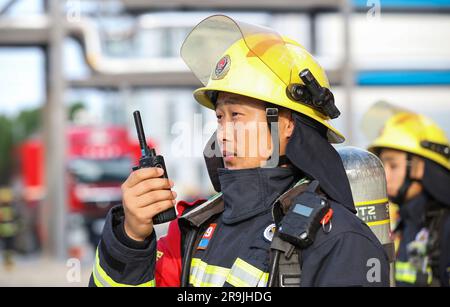 HUAI'AN, CHINA - 27. JUNI 2023 - Feuerwehrleute führen eine Notfallübung während eines gefährlichen Chemielecks in Huai 'an Stadt, Provinz Jiangsu, Chi durch Stockfoto