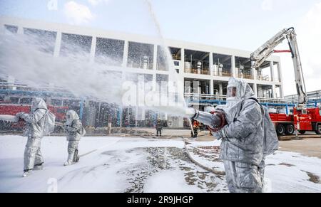 HUAI'AN, CHINA - 27. JUNI 2023 - Feuerwehrleute führen eine Notfallübung während eines gefährlichen Chemielecks in Huai 'an Stadt, Provinz Jiangsu, Chi durch Stockfoto