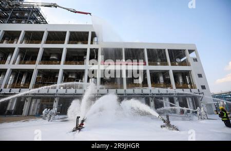 HUAI'AN, CHINA - 27. JUNI 2023 - Feuerwehrleute führen eine Notfallübung während eines gefährlichen Chemielecks in Huai 'an Stadt, Provinz Jiangsu, Chi durch Stockfoto