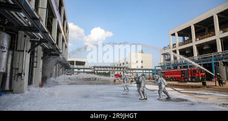 HUAI'AN, CHINA - 27. JUNI 2023 - Feuerwehrleute führen eine Notfallübung während eines gefährlichen Chemielecks in Huai 'an Stadt, Provinz Jiangsu, Chi durch Stockfoto