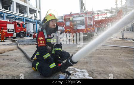 HUAI'AN, CHINA - 27. JUNI 2023 - Feuerwehrleute führen eine Notfallübung während eines gefährlichen Chemielecks in Huai 'an Stadt, Provinz Jiangsu, Chi durch Stockfoto