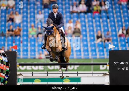 Aachen, Deutschland. 27. Juni 2023. Pferdesport, Springen: CHIO, Springen. Reiter Ben Maher aus Großbritannien auf dem Pferd „Enjeu de Grisien“ reitet durch den Kurs. Kredit: Rolf Vennenbernd/dpa/Alamy Live News Stockfoto