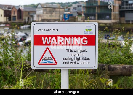 Warnschild in Creek Parkplatz in Salcombe, Devon Warnung, dass Parkplatz bei Flut und nassem Wetter überflutet werden kann Stockfoto