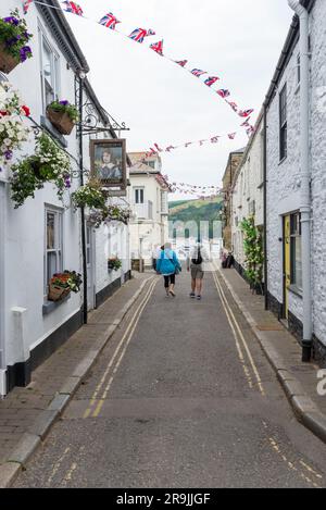 Sehen Sie die Union Street in Richtung Mündung in der Küstenstadt Salcombe, Devon, South Hams Stockfoto