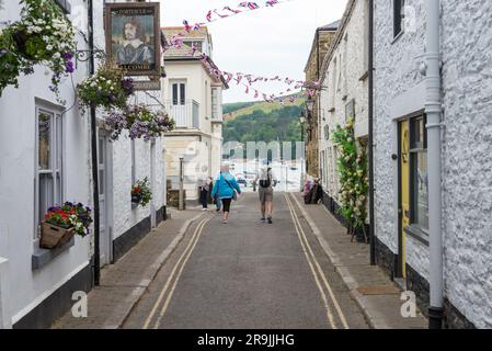 Sehen Sie die Union Street in Richtung Mündung in der Küstenstadt Salcombe, Devon, South Hams Stockfoto