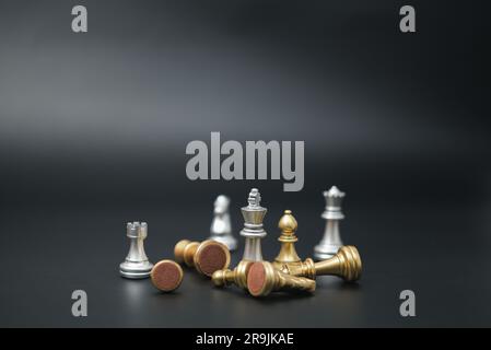 Business Success Concept, Schach auf schwarzem Hintergrund Konzept für Ideen und Strategieplanung Wettbewerb und Strategie. Stockfoto