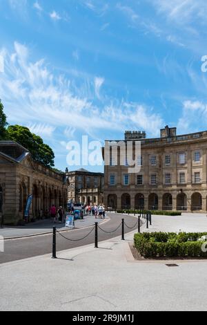Buxton in the Sunshine - die Kurstadt Buxton im Derbyshire Peak District, England, Großbritannien. Stockfoto