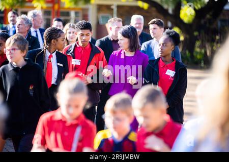 Pretoria, Südafrika. 27. Juni 2023. Annalena Baerbock (Bündnis 90/die Grünen, 3. von rechts), Außenministerin, spricht mit Studenten während ihres Besuchs an der Deutschen Internationalen Schule Pretoria. Kredit: Christoph Soeder/dpa/Alamy Live News Stockfoto