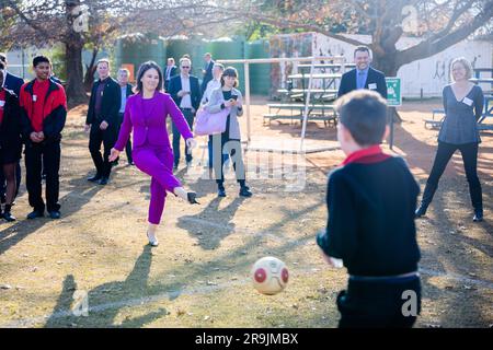 Pretoria, Südafrika. 27. Juni 2023. Die Außenministerin Annalena Baerbock (Bündnis 90/die Grünen, Center l) spielt während ihres Besuchs an der deutschen Internationalen Schule Pretoria Fußball. Kredit: Christoph Soeder/dpa/Alamy Live News Stockfoto