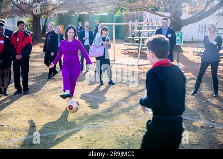 Pretoria, Südafrika. 27. Juni 2023. Die Außenministerin Annalena Baerbock (Bündnis 90/die Grünen, Center l) spielt während ihres Besuchs an der deutschen Internationalen Schule Pretoria Fußball. Kredit: Christoph Soeder/dpa/Alamy Live News Stockfoto