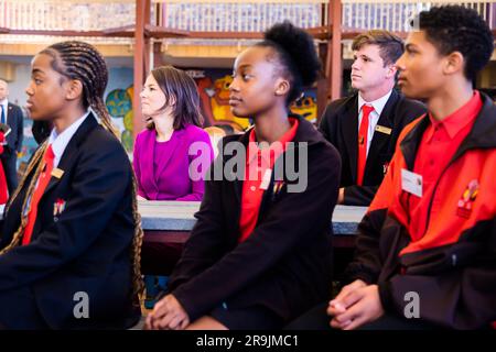 Pretoria, Südafrika. 27. Juni 2023. Die Außenministerin Annalena Baerbock (Bündnis 90/die Grünen, 2. von links) sitzt bei ihrem Besuch an der deutschen Internationalen Schule Pretoria mit Studenten zusammen. Kredit: Christoph Soeder/dpa/Alamy Live News Stockfoto