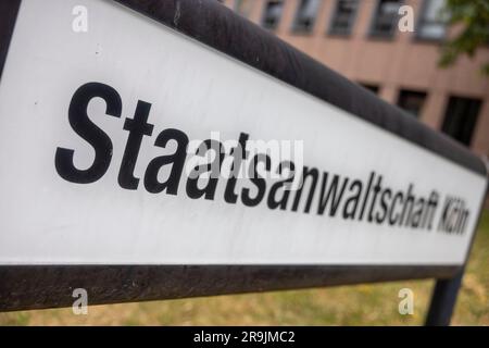 27. Juni 2023, Nordrhein-Westfalen, Köln: Ein Schild mit der Aufschrift "Staatsanwaltschaft Köln" steht vor dem Gebäude der Staatsanwaltschaft Köln. Foto: Thomas Banneyer/dpa Stockfoto