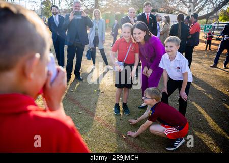 Pretoria, Südafrika. 27. Juni 2023. Annalena Baerbock (Bündnis 90/die Grünen, l), Außenministerin, steht bei ihrem Besuch in der Deutschen Internationalen Schule Pretoria mit Studenten für ein Foto. Kredit: Christoph Soeder/dpa/Alamy Live News Stockfoto