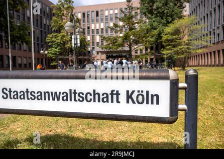 27. Juni 2023, Nordrhein-Westfalen, Köln: Ein Schild mit der Aufschrift "Staatsanwaltschaft Köln" steht vor dem Gebäude der Staatsanwaltschaft Köln. Foto: Thomas Banneyer/dpa Stockfoto