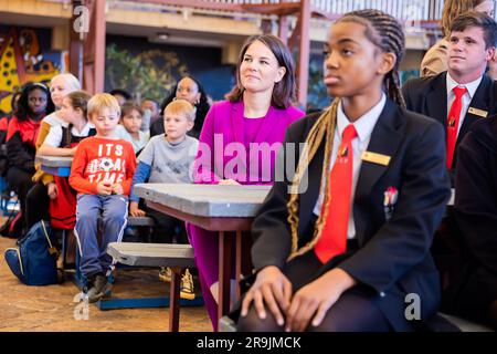 Pretoria, Südafrika. 27. Juni 2023. Annalena Baerbock (Bündnis 90/die Grünen, M), Außenministerin, besucht Studenten während ihres Besuchs an der deutschen Internationalen Schule Pretoria. Kredit: Christoph Soeder/dpa/Alamy Live News Stockfoto