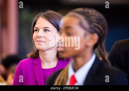 Pretoria, Südafrika. 27. Juni 2023. Annalena Baerbock (Bündnis 90/die Grünen, l), Außenministerin, besucht Studenten während ihres Besuchs an der deutschen Internationalen Schule Pretoria. Kredit: Christoph Soeder/dpa/Alamy Live News Stockfoto