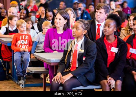 Pretoria, Südafrika. 27. Juni 2023. Annalena Baerbock (Bündnis 90/die Grünen, M), Außenministerin, besucht Studenten während ihres Besuchs an der deutschen Internationalen Schule Pretoria. Kredit: Christoph Soeder/dpa/Alamy Live News Stockfoto