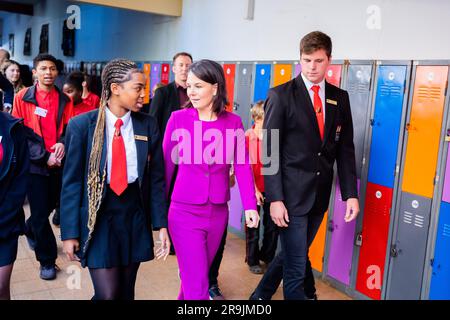 Pretoria, Südafrika. 27. Juni 2023. Annalena Baerbock (Bündnis 90/die Grünen, M), Außenministerin, spricht mit Studenten während ihres Besuchs an der deutschen Internationalen Schule Pretoria. Kredit: Christoph Soeder/dpa/Alamy Live News Stockfoto