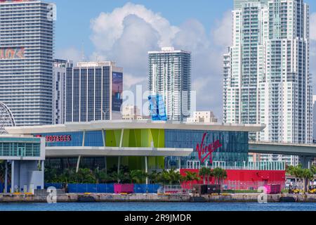 Miami, FL, USA - 15. Juni 2023: Foto von Virgin Voyages am Port Miami Kreuzfahrtanleger Stockfoto