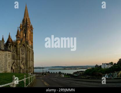 Kirche in Cobh, Irland, in der Dämmerung im Frühling Stockfoto