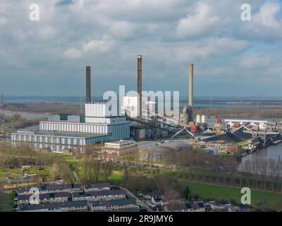 Luftdrohnenfoto der Amercentrale. Es handelt sich um ein großes Kohle- und Biomassekraftwerk in den Niederlanden Stockfoto