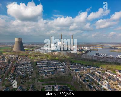 Luftdrohnenfoto der Amercentrale. Es handelt sich um ein großes Kohle- und Biomassekraftwerk in den Niederlanden Stockfoto