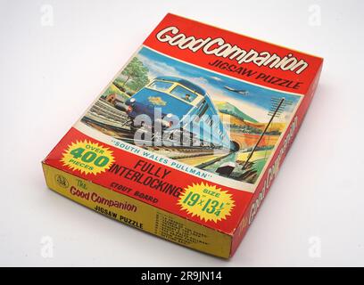 Vintage-Stichsäge aus den 1950er Jahren, mit leuchtender Grafik und Illustration des klassischen Dieselzugs, des South Wales Pullman. Gutes Companion-Sortiment. 400 Stück. Hergestellt in Großbritannien. Kindheit, Freizeit. Stockfoto