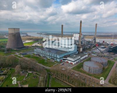 Luftdrohnenfoto der Amercentrale. Es handelt sich um ein großes Kohle- und Biomassekraftwerk in den Niederlanden Stockfoto