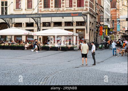 Leuven, Flämisch-Brabant, Belgien, 23. Juli 2023 - Bars und Terrassen auf dem alten Marktplatz mit Studenten Stockfoto