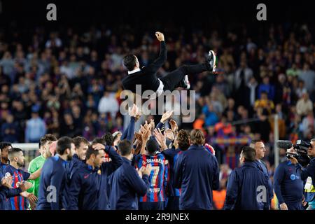 BARCELONA – MAI 20: Die Spieler feiern den Sieg mit Xavi Hernandez nach dem LaLiga-Spiel zwischen dem FC Barcelona und Real Sociedad auf der Spotify Cam Stockfoto