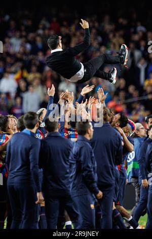 BARCELONA – MAI 20: Die Spieler feiern den Sieg mit Xavi Hernandez nach dem LaLiga-Spiel zwischen dem FC Barcelona und Real Sociedad auf der Spotify Cam Stockfoto