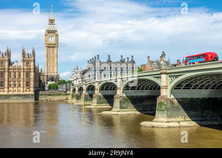 Roter Bus auf der Westminster-Brücke über die Themse und Big Ben in London, Großbritannien Stockfoto
