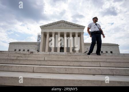 Washington, Usa. 27. Juni 2023. Der Oberste Gerichtshof wird als bereit angesehen, einige seiner größten Fälle der Amtszeit in Washington am Dienstag, den 27. Juni 2023, zu entscheiden. Das hohe Gericht hat noch 10 Stellungnahmen, die in der nächsten Woche veröffentlicht werden müssen, bevor die Richter ihre Sommerferien beginnen. Foto: Ken Cedeno/UPI Credit: UPI/Alamy Live News Stockfoto