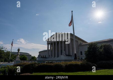 Washington, Usa. 27. Juni 2023. Der Oberste Gerichtshof wird als bereit angesehen, einige seiner größten Fälle der Amtszeit in Washington am Dienstag, den 27. Juni 2023, zu entscheiden. Das hohe Gericht hat noch 10 Stellungnahmen, die in der nächsten Woche veröffentlicht werden müssen, bevor die Richter ihre Sommerferien beginnen. Foto: Ken Cedeno/UPI Credit: UPI/Alamy Live News Stockfoto