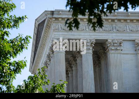 Washington, Usa. 27. Juni 2023. Der Oberste Gerichtshof wird als bereit angesehen, einige seiner größten Fälle der Amtszeit in Washington am Dienstag, den 27. Juni 2023, zu entscheiden. Das hohe Gericht hat noch 10 Stellungnahmen, die in der nächsten Woche veröffentlicht werden müssen, bevor die Richter ihre Sommerferien beginnen. Foto: Ken Cedeno/UPI Credit: UPI/Alamy Live News Stockfoto