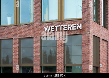 Wetteren, Ostflämische Region, Belgien, 16. Juni 2023 - Ziegelsteinfassade und Stadtschild am Rathaus Stockfoto Wetteren, Ostflämische Region, Belgien, 16. Juni 2023 - Ziegelsteinfassade und Stadtschild am Rathaus Stockfoto