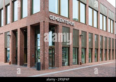 Wetteren, Ostflämische Region, Belgien, 16. Juni 2023 - Moderne Ziegelsteinfassade des Rathauses Stockfoto Wetteren, Ostflämische Region, Belgien, 16. Juni 2023 - Moderne Ziegelsteinfassade des Rathauses Stockfoto