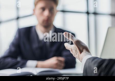 Nahaufnahme von verschiedenen Geschäftsleuten Treffen Sie sich am Schreibtisch und besprechen Sie die Finanzpapiere des Unternehmens bei einem gemeinsamen Meeting Stockfoto