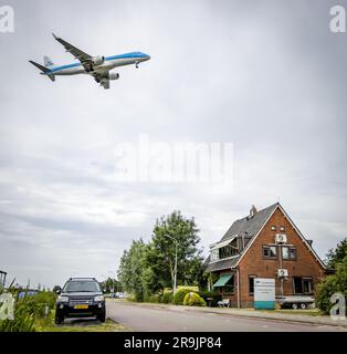 SCHIPHOL - ein Flugzeug fliegt über ein Haus in der Nähe von Schiphol. Es gibt viel Widerstand gegen die Route, die über die Provinzen Gelderland, Utrecht und Nordholland zu kommen droht, weil die Flüge nach Schiphol immer weniger werden. ANP JEFFREY GROENEWEG niederlande raus - belgien raus Stockfoto