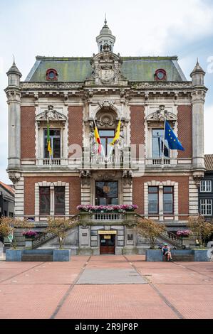Wetteren, Ostflämische Region, Belgien, 16. Juni 2023 - dekorierte Fassade des Rathauses am alten Marktplatz Stockfoto Wetteren, Ostflämische Region, Belgien, 16. Juni 2023 - dekorierte Fassade des Rathauses am alten Marktplatz Stockfoto