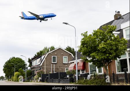 SCHIPHOL - ein Flugzeug fliegt über ein Haus in der Nähe von Schiphol. Es gibt viel Widerstand gegen die Route, die über die Provinzen Gelderland, Utrecht und Nordholland zu kommen droht, weil die Flüge nach Schiphol immer weniger werden. ANP JEFFREY GROENEWEG niederlande raus - belgien raus Stockfoto