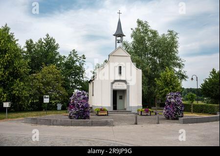 Laarne, Ostflämische Region, Belgien, 16. Juni 2023 - die weiße Berlinde-Kapelle mit Blumen Stockfoto