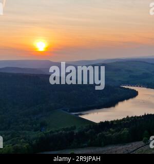 Das Foto zeigt einen Sonnenuntergang am Bamford Edge im Peak District. Der Himmel ist gefüllt mit lebendigen Orange-, Pink- und Violetttönen und sorgt so für eine atemberaubende Atmosphäre Stockfoto