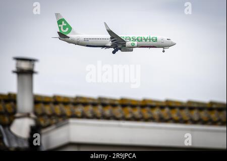 SCHIPHOL - ein Flugzeug fliegt über ein Haus in der Nähe von Schiphol. Es gibt viel Widerstand gegen die Route, die über die Provinzen Gelderland, Utrecht und Nordholland zu kommen droht, weil die Flüge nach Schiphol immer weniger werden. ANP JEFFREY GROENEWEG niederlande raus - belgien raus Stockfoto