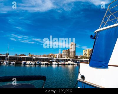 Yachthafen und Hafen von Fuengrola in Spanien Stockfoto