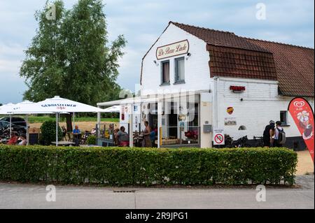 Laarne, Ostflämische Region, Belgien, 16. Juni 2023 - traditionelles Landhaus, jetzt ein Restaurant mit Sommerterrasse in der Berlinde-Kapelle Stockfoto