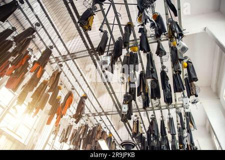 Malerischer Blick auf den Boden, alte verlassene Kohlebergarbeiter, Kleiderschrank an der Decke mit Kettenschließfächern. Historisches industrielles Bergbaumuseum Stockfoto